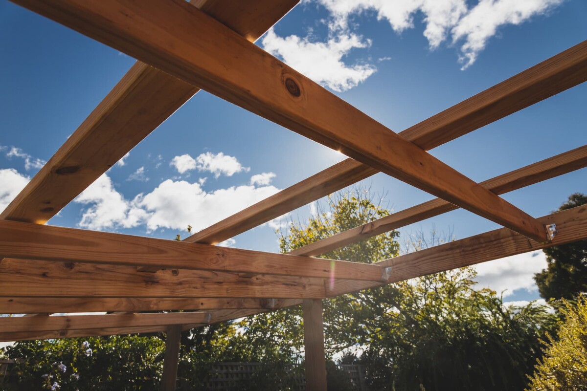 Pourquoi choisir un abri de terrasse en bois ? Cernay